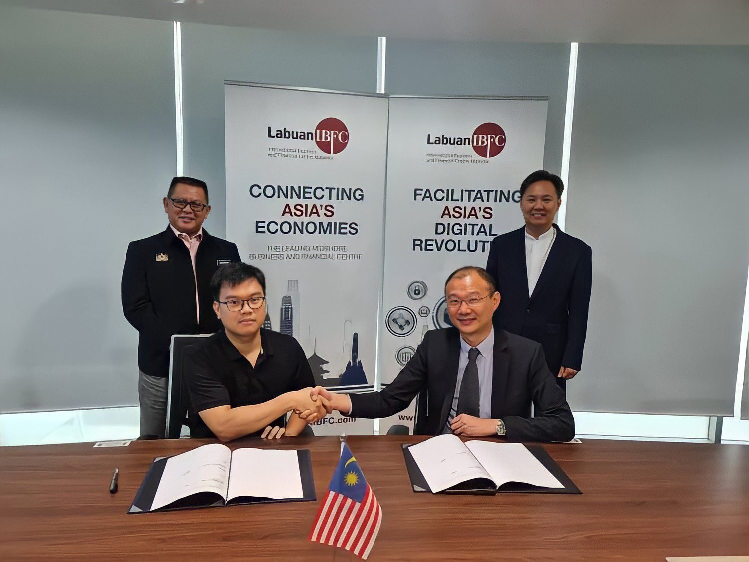 MoU-Signing-Ceremony-SotaTek-assisted-HWG-Digital-Investment-Bank-to-revolutionize-with-Blockchain-Technology MoU-Signing-Ceremony-SotaTek-assisted-HWG-Digital-Investment-Bank-to-revolutionize-with-Blockchain-Technology