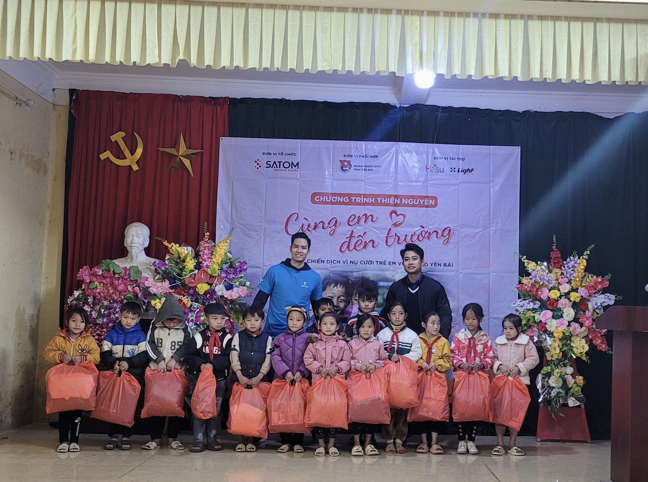 Charity-Program-“Cung-Em-Den-Truong”-Organized-by-SotaTek-and-SATOM Charity-Program-“Cung-Em-Den-Truong”-Organized-by-SotaTek-and-SATOM