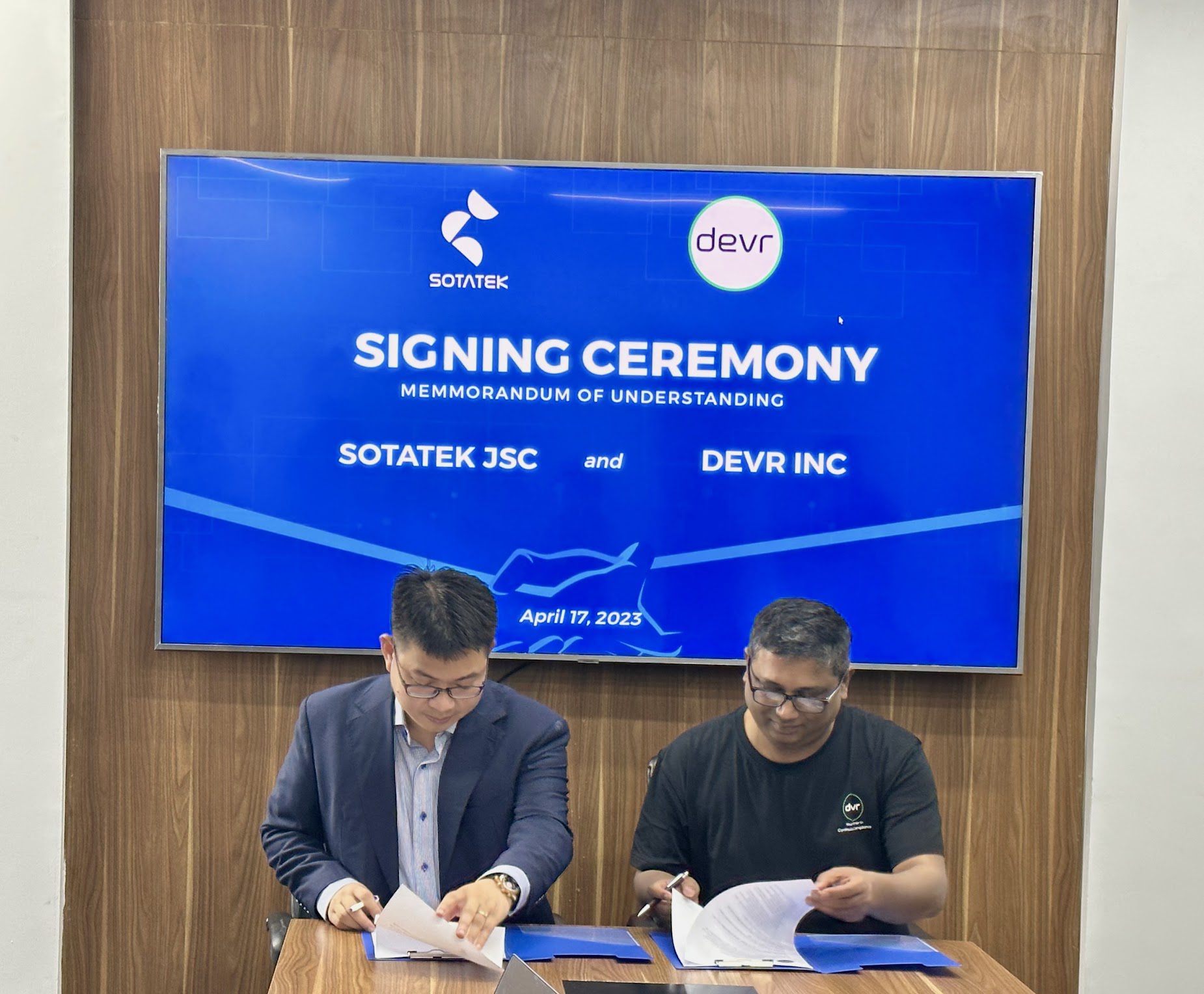 SotaTek and Devr representatives