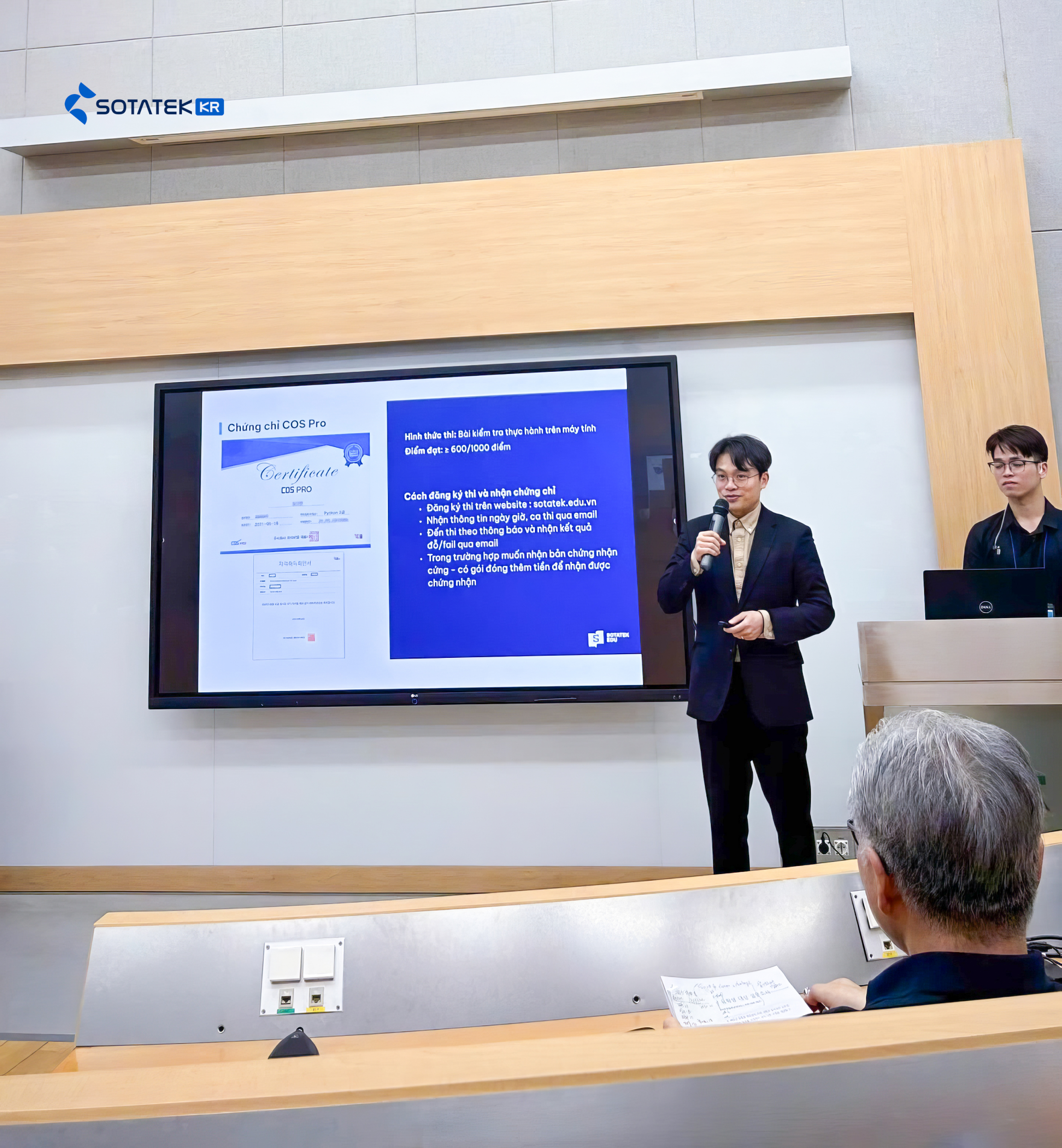 SotaTek Korea의 CEO James Le는 채용 박람회에서 인사이트를 공유했습니다.